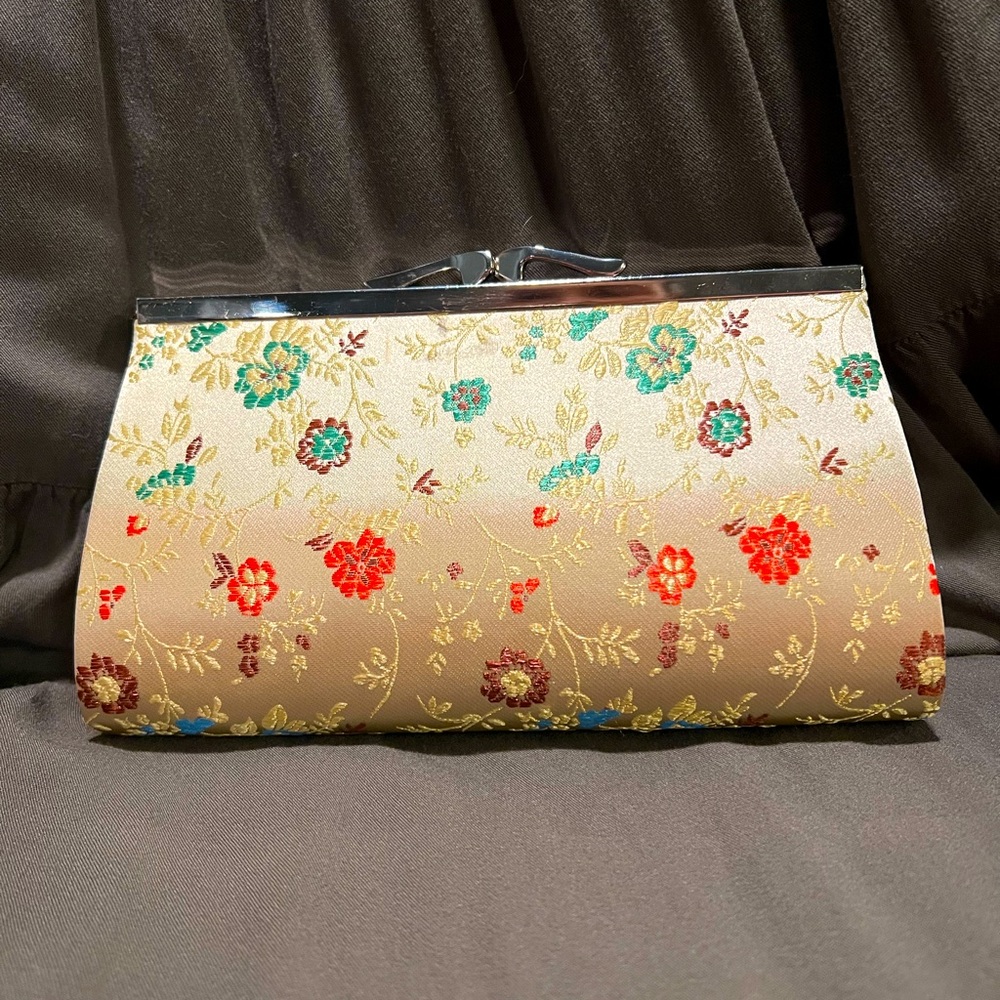 EUC Vintage tan floral clutch with chrome details